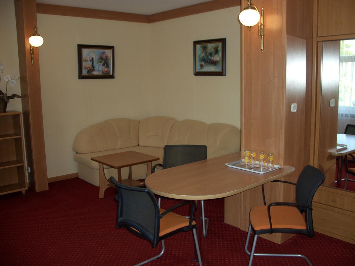 Hotel Alga Устка Екстериор снимка